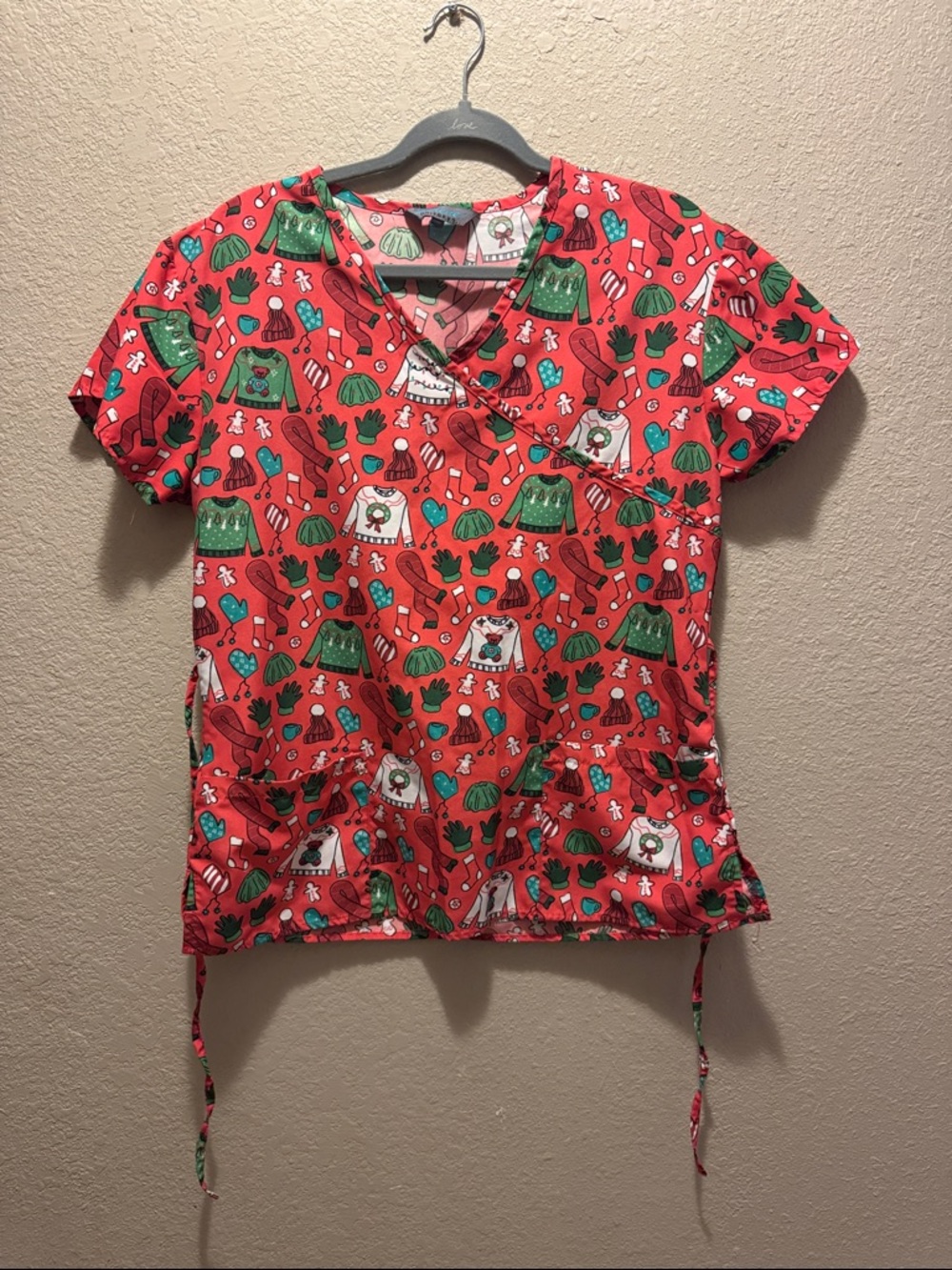 Holiday Print Scrub Top - Red & Green